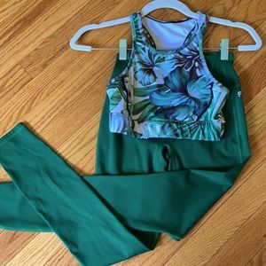 Fabletics green cross back pocket, forest green